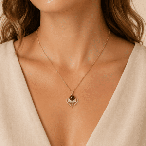 Collier Soleil Oeil de Tigre Acier Doré porté par une femme