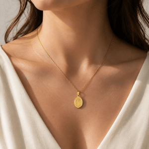 Collier Vierge Marie – Acier Inoxydable Doré porté par une femme