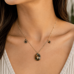 Collier breloque étoile & œil de tigre – Acier Doré porté par une femme