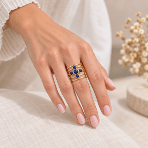 Bague Acier Doré Quatre Pierres Naturelles Lapis Lazuli portée par une femme