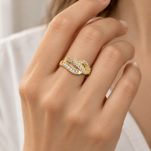 Bague Entrelacée Zirconiums Blancs portée par une femme