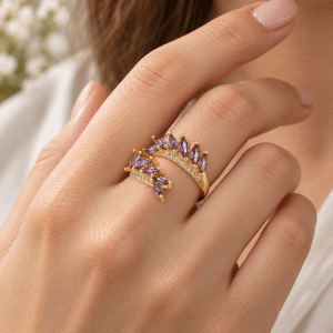 Bague Femme Pétales de Fleur et Zirconiums portée par une femme