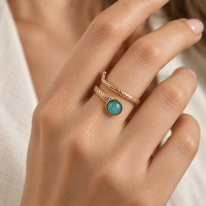Bague Femme Serpent et Amazonite – Acier Inoxydable portée par une femme