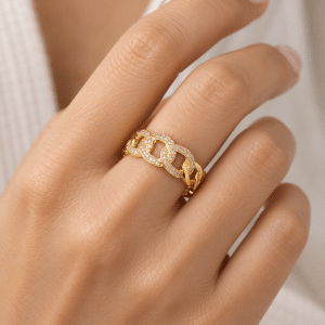 Bague Maillons Chaîne Zirconiums portée par une femme