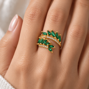 Bague Réglable Zirconiums Vert Sertis portée par une femme