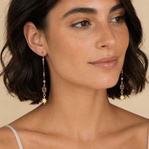 Boucles d’Oreilles Etoile Tombantes Pierre Rhodonite portées par une femme