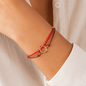 Bracelet Acier 3 Rangs Soleil Pierre Naturelle Agate Rouge porté par une femme