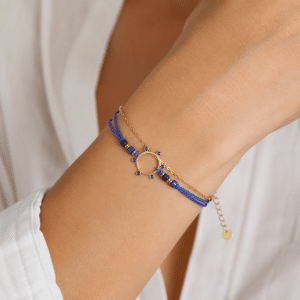 Bracelet Acier 3 Rangs Soleil Pierre Naturelle Lapis Lazuli porté par une femme