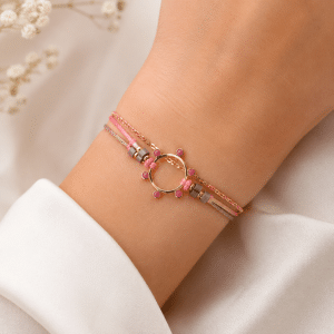 Bracelet Acier 3 Rangs Soleil Pierre Naturelle Rhodonite porté par une femme