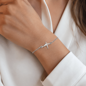 Bracelet Battement de coeur Acier Argenté porté par une femme