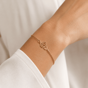 Bracelet Clé de Sol Acier Inoxydable Doré porté par une femme