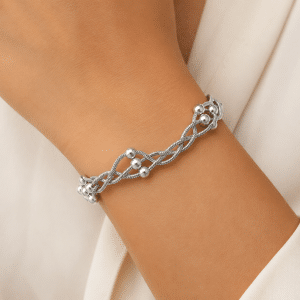 Bracelet Élégance Tressée Acier Argenté porté par une femme