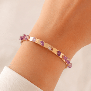 Bracelet Jonc Améthyste Naturelle Acier Doré porté par une femme