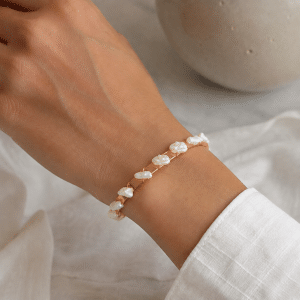 Bracelet Jonc Nacre Naturelle Acier Doré porté par une femme