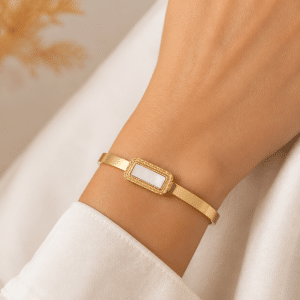 Bracelet Jonc Pierre Naturelle Nacre porté par une femme