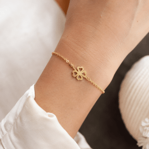 Bracelet Trèfle Acier Inoxydable Doré porté par une femme