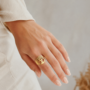 Bague Femme Arbre de Vie – Acier Inoxydable Doré portée par une femme