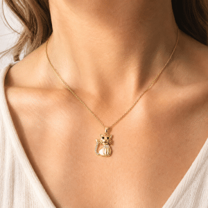 Collier Chat Plaqué Or & Diamant CZ porté par une femme