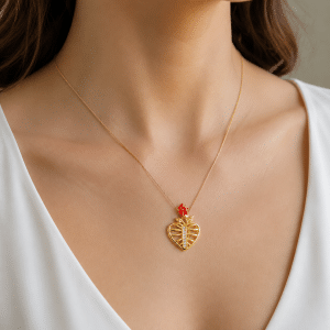Collier Coeur Fleur Zircon Cubique Plaqué Or 18K porté par une femme