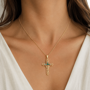 Collier Croix Colorée – Zirconiums et Plaqué Or porté par une femme