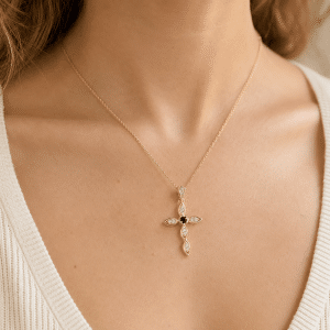 Collier Croix Éclat Noir & Blanc – Plaqué Or porté par une femme
