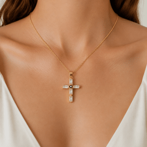 Collier Croix Plaqué Or & Diamants CZ porté par une femme