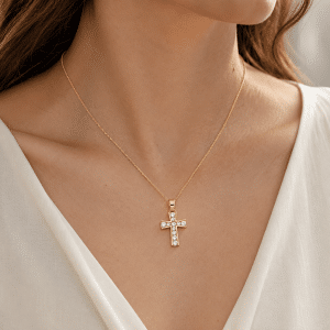 Collier Croix Zirconiums Sertis Plaqué Or porté par une femme