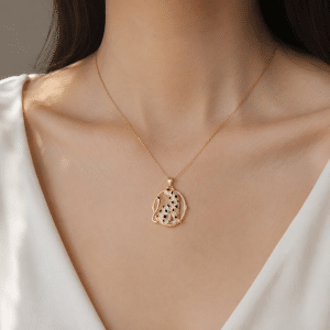 Collier Félin Plaqué Or & Zirconiums porté par une femme