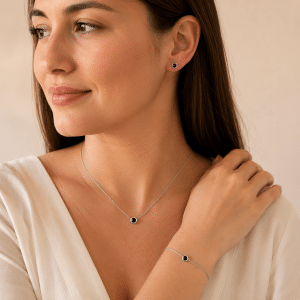 Parure Femme Zirconium Noir – Acier Inoxydable Argenté portée par une femme