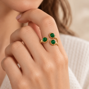 Bague Aventurine en Acier Inoxydable Doré portée par une femme