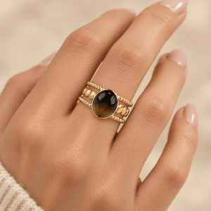 Bague Femme Acier Inoxydable et Pierre Oeil de Tigre portée par une femme