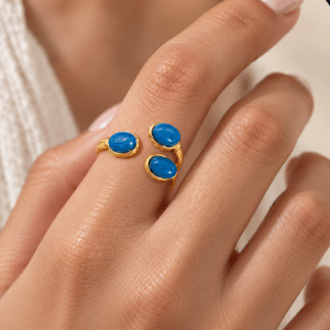 Bague Lapis-Lazuli en Acier Inoxydable Doré portée par une femme
