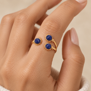 Bague Lapis-Lazuli en Acier Inoxydable Doré portée par une femme