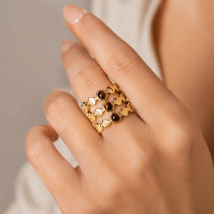 Bague Oeil de Tigre en Acier Inoxydable Doré portées par une femme
