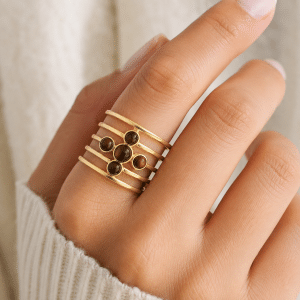 Bague Oeil de Tigre en Acier Inoxydable Doré portée par une femme