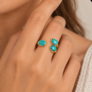 Bague Turquoise en Acier Inoxydable Doré portée par une femme