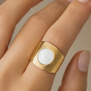 Bague réglable acier inoxydable émail blanc portée par une femme