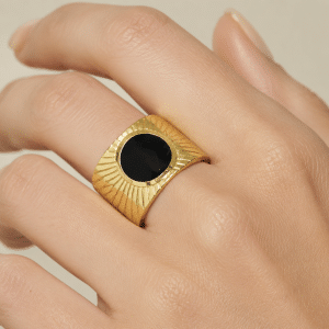 Bague réglable acier inoxydable émail noir portée par une femme