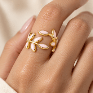 Bague réglable pétales de fleur émail rose plaqué or portée par une femme