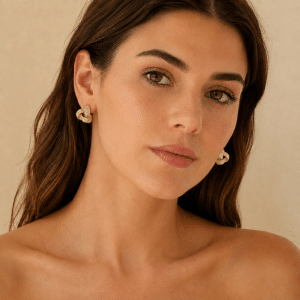 Boucles d’Oreilles Triangle de Strass Plaqué Or portées par une femme