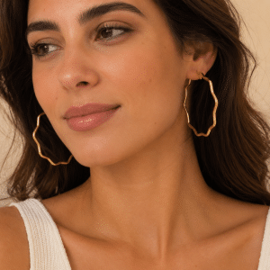 Boucles d’oreilles femme – Créoles Étoiles doré à l’or fin portées par une femme