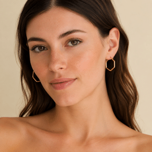 Boucles d’oreilles femme – Créoles Hexagone doré portées par une femme