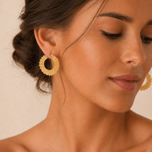 Boucles d’oreilles femme – Créoles doré à l’or fin portées par une femme