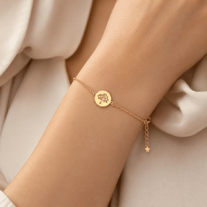 Bracelet Femme Arbre de Vie Acier Inoxydable Doré porté par une femme