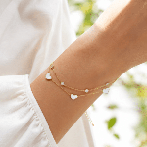 Bracelet femme souple – 3 coeurs plaqué or 18K porté par une femme