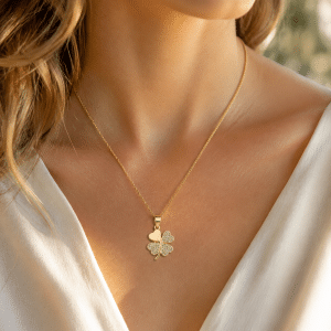 Collier femme Trèfle plaqué or zirconiums sertis