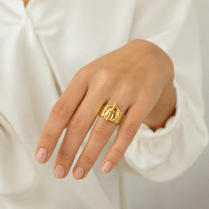 Bague Fermoir T en Acier Doré à l’Or Fin portée par une femme
