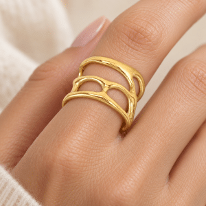 Bague Large Acier Doré à l’Or Fin portée par une femme
