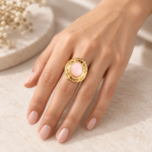 Bague Réglable Acier Inoxydable Quartz Rose Naturel portée par une femme