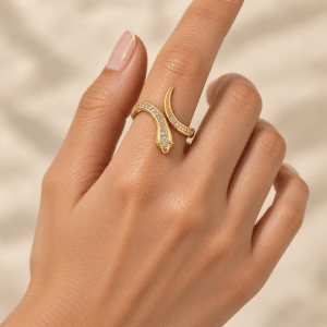 Bague femme réglable serpent plaqué or zirconiums sertis portée par une femme